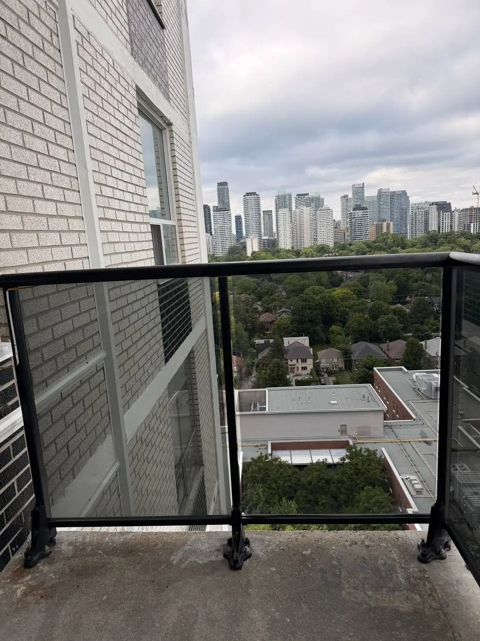 Balcony glass panel replaced after breakage on Davisville Ave in Toronto