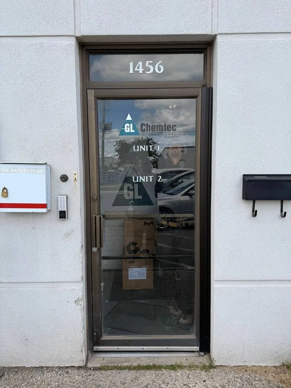 Toronto business entrance door before the worn hinge hardware was replaced