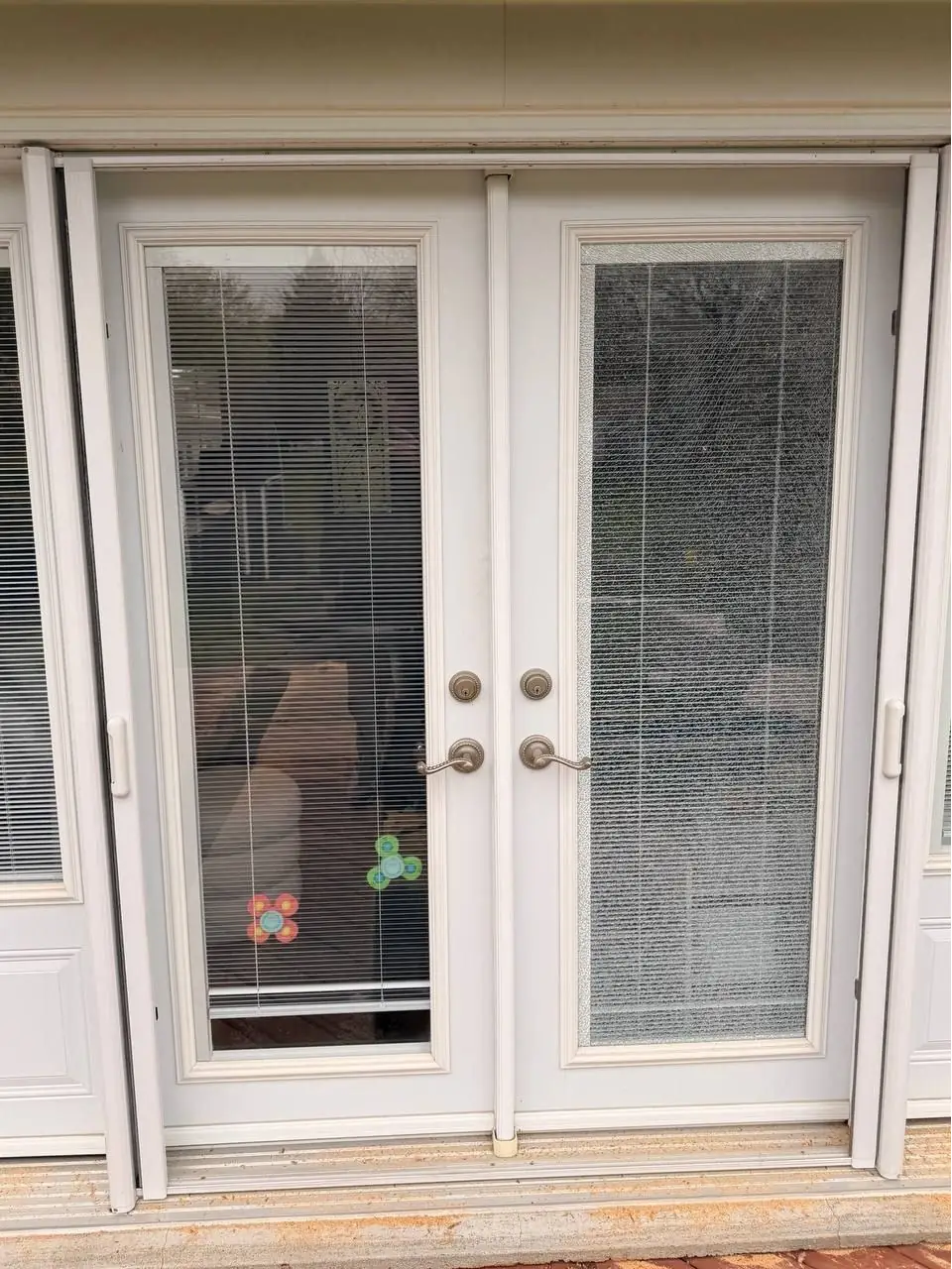 Damaged garden door glass with built-in blinds in Halton Hills before replacement