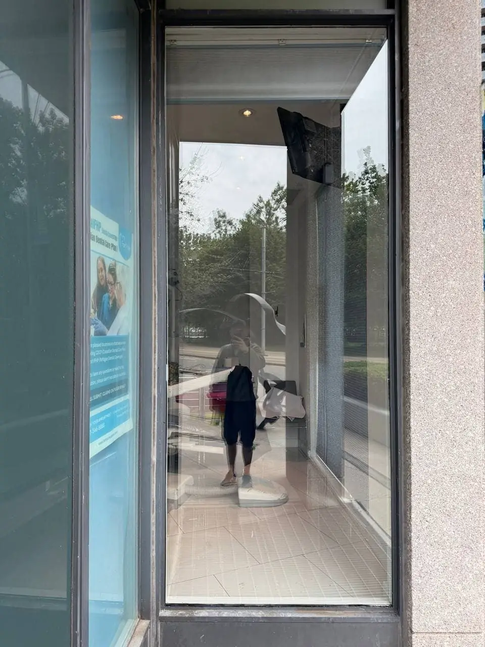 Storefront glass replaced in Brampton after breakage